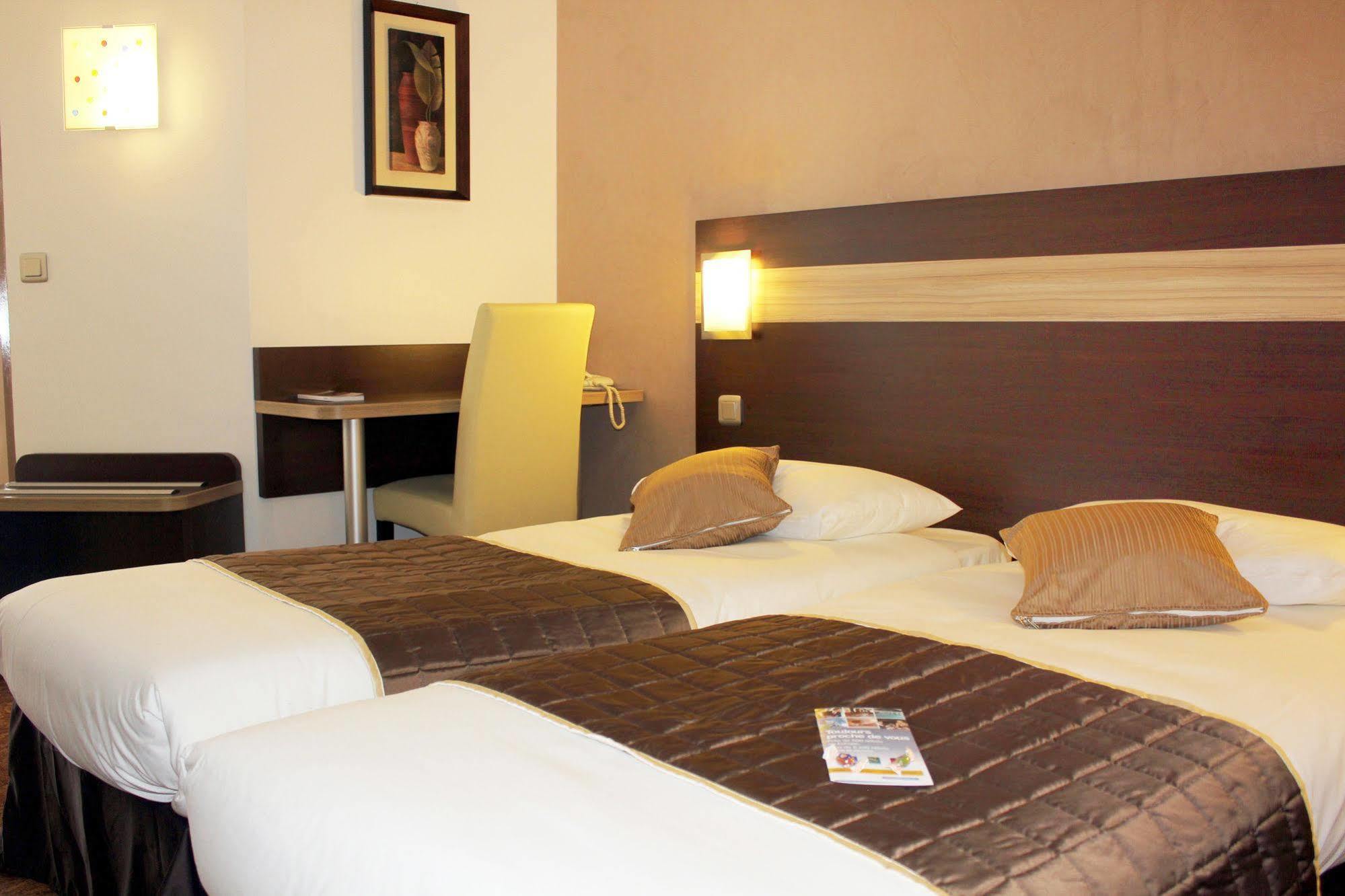 Contact Hotel Restaurant La Chaumiere Entre Orgeval Et Flins A13 Sortie 8 Les Mureaux Ngoại thất bức ảnh
