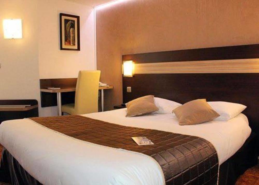 Contact Hotel Restaurant La Chaumiere Entre Orgeval Et Flins A13 Sortie 8 Les Mureaux Ngoại thất bức ảnh