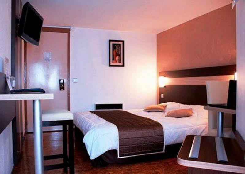 Contact Hotel Restaurant La Chaumiere Entre Orgeval Et Flins A13 Sortie 8 Les Mureaux Ngoại thất bức ảnh